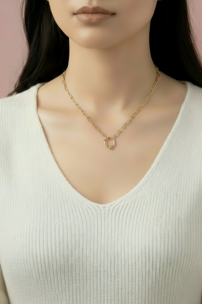 Collier chaîne paperclip doré porté