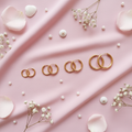 Set Créoles Dorées Essentielles sur fond rose poudré