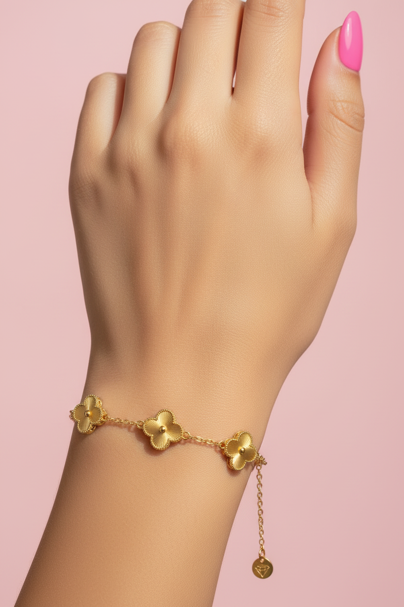 Bracelet Trèfle Doré - Porté au Poignet